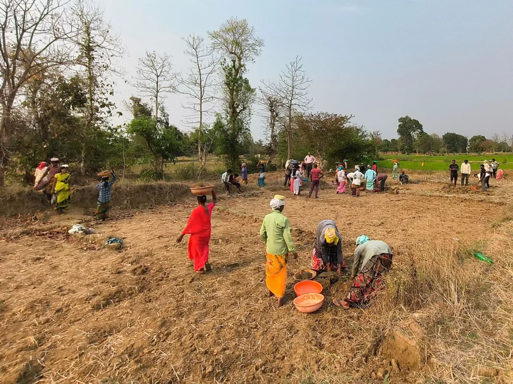 04b_IMG_20240408155924_JH_Gondias_poor_still_bank_on_3_Ms_Mahua_MNREGA_and_M_1e00f4133c
