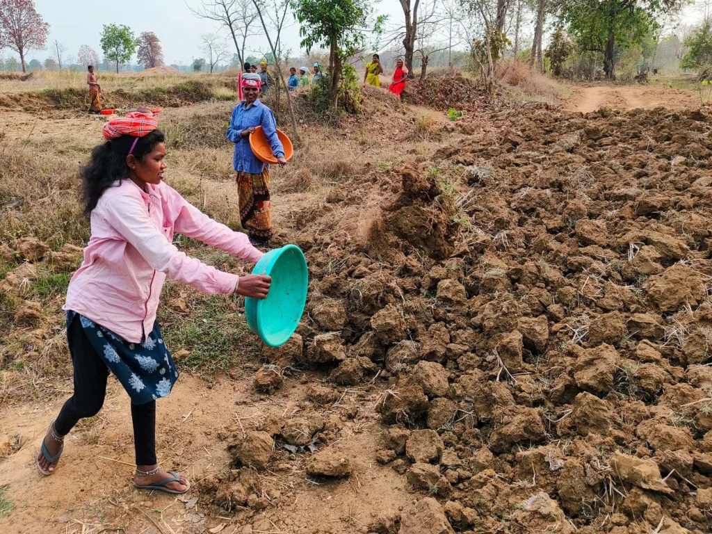 09b_IMG_20240408155313_JH_Gondias_poor_still_bank_on_3_Ms_Mahua_MNREGA_and_M_69721bcba8
